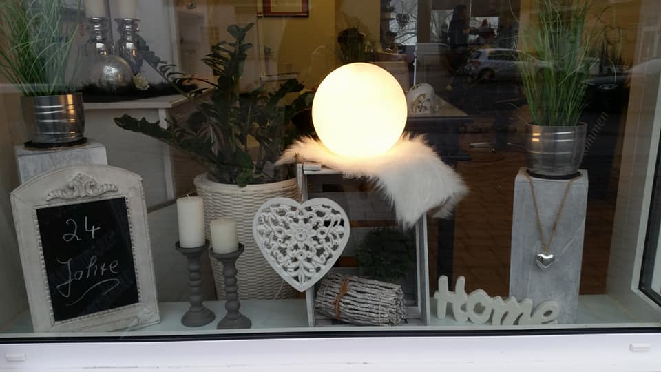 Weihnachtlich dekoriertes Schaufenster des Friseurstübchen Augstein